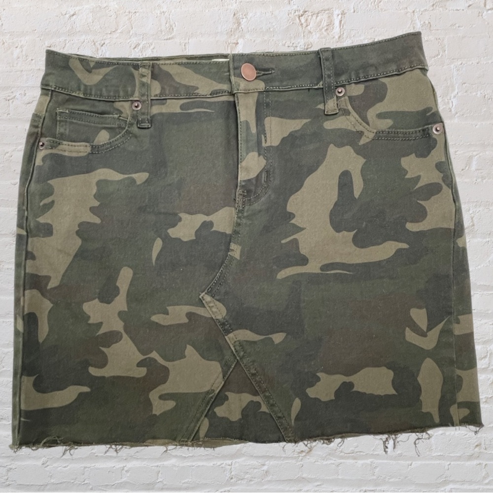 Altar’d State Camo skirt-raw hem- Army green-Size S